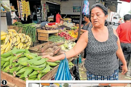  ?? Fotos: Cristhian Vásconez y Carlos Anchundia / EXTRA ?? 1. Rosa Capón quiso llevar plátanos y yuca del mercado de las calles Gómez Rendón y la 29, pero se asustó cuando le dijeron los valores.