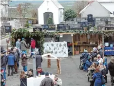  ?? Foto: Georg Wurm ?? Zum zehnten Mal fand dieses Jahr der Christkind­lmarkt auf dem Kirchplatz in Wagen hofen statt.