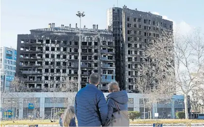  ?? AFP ?? Destrucció­n. El edificio que se incendió el jueves en Valencia, España. Investigan cómo se inició el fuego.