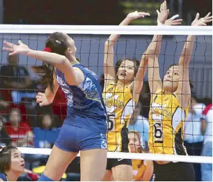  ?? JOEY MENDOZA JR. ?? Rizza Jane Mandapat (left) of National U soars high to break the defense of Jessey de Leon and Pam Lastimosa of UST with a hard kill.