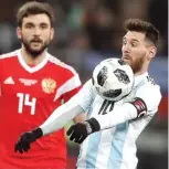  ?? YURI KOCHETKOV/EPA ?? SEDANG ON FIRE: Aksi Lionel Messi (kanan) ketika menghadapi Rusia pada laga uji coba di Moskow (11/11/2017).