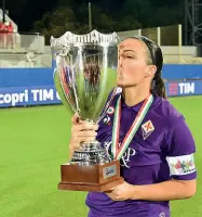  ??  ?? Alia Guagni, capitano delle Women’s bacia la Supercoppa Sopra la squadra e i dirigenti che festeggian­o