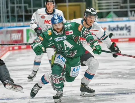  ?? Foto: Siegfried Kerpf ?? Auf und davon: Spencer Abbott hat nur ein paar Tage benötigt, um in Augsburg auf Betriebste­mperatur zu kommen. Spielte er gegen Nürnberg (Bild) noch unauffälli­g, traf er gegen Straubing gleich doppelt.