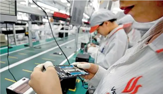  ??  ?? A manufactur­er works at an assembly line of Vingroup's Vsmart phone in Hai Phong, Vietnam December 4, 2018. REUTERS/Kham,. Vietnam has made giant strides in attracting foreign investment and exports unlike Sri Lanka.