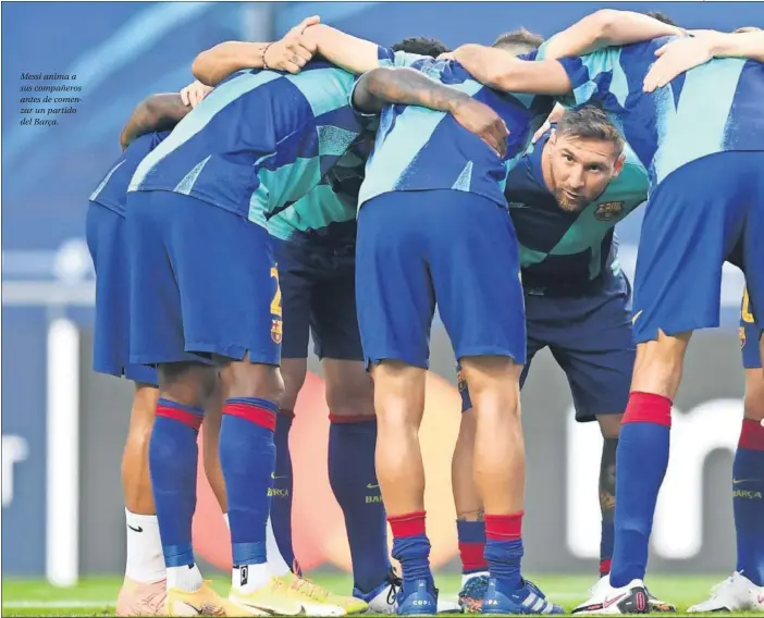  ??  ?? Messi anima a sus compañeros antes de comenzar un partido del Barça.