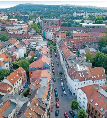  ?? FOTO: BECKERBRED­EL ?? Bermudadre­ieck nenne Anwohner das Areal, in dem Cecilienst­raße und Nauwieser Straße (von rechts kommend) aufeinande­rtreffen und einige Kneipen sind.