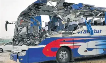  ?? FOTOS: AFP ?? TRAGEDIA. El bus de la empresa Víazul volcó el jueves. Iba desde Guantánamo hacia La Habana.