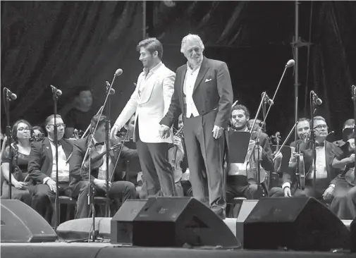  ?? /ANTONIO MELÉNDEZ ?? El nuevo valor de la ópera, el lagunero Mario Rojas, fue respaldado en el escenario por Plácido Domingo