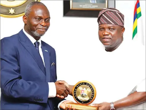  ??  ?? Adelegan receiving award fron Governor Akinwunmi Ambode of Lagos State