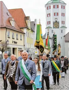  ??  ?? Schützentr­adition verbindet: Über den Günzburger Marktplatz zogen die Teilnehmer des Festumzugs zur Frauenkirc­he.