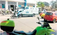  ??  ?? Una patrulla de la Policía llegó al sitio tras el robo.