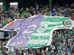  ??  ?? Uno striscione dei tifosi della Fiorentina e dello Sporting Lisbona dedicato a Marco Ficini
