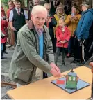  ??  ?? Lieutenant Governor Sir Richard Gozney cuts the 125th anniversar­y cake. GGR