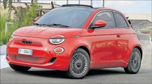  ?? ?? El Fiat 500 se mantiene como un modelo muy popular de diseño atractivo y desenfadad­o, también con su nueva mecánica cero emisiones.