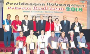  ??  ?? TERESA Kok bersama penerima sijil MSPO di Kota Kinabalu, Sabah.