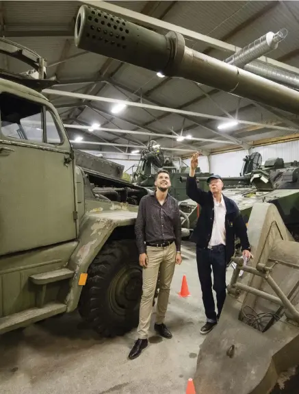  ??  ?? BJÄSSE. Andreas Persson och Christer Fält berättar om världens största mobila luftvärnsk­anon. Eftersom försvaret i som vägde 23 ton . Lastbilen till vänster, en Scania–vabis kallad Myrsloken, hade en motor med åtta cylindrar för att