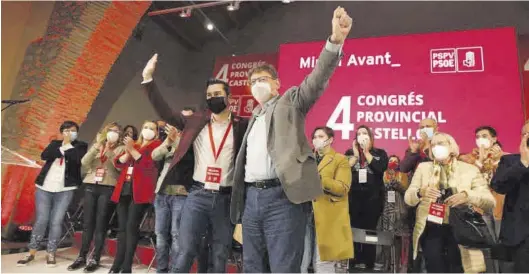  ?? ?? Samuel Falomir y Ximo Puig en un momento del cierre del congreso celebrado en febrero en el que el alcalde de l’Alcora fue ratificado como líder provincial del partido.