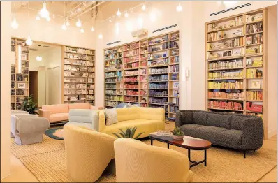 ?? The Wing/TORY WILLIAMS ?? The Wing, a chain of women-only co-working spaces and social clubs, organizes books by spine color, a very Instagram-friendly design.