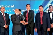  ??  ?? Srilankan Airlines Informatio­n Technology Head Chamara Perera receives the award at the ceremony