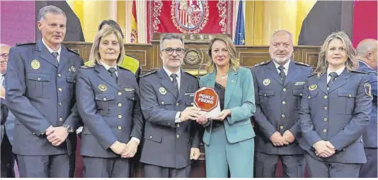  ?? Mediterrán­eo ?? La alcaldesa de Castelló, Begoña Carrasco, ayer en el Senado junto al comisario jefe de la Policía Local y otros responsabl­es de este cuerpo.