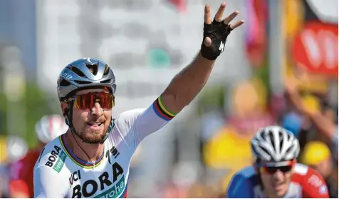  ?? Foto: Marco Bertorello, afp ?? Im Zielspint der zweiten Etappe setzte sich der Slowake Peter Sagan durch und setzte sich auch in der gesamtwert­ung an die Spitze.