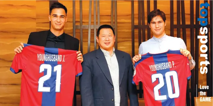  ?? CONTRIBUTE­D PHOTO ?? IT'S OFFICIAL. Davao Aguilas Football Club chairman Jefferson Cheng with James and Phil Younghusba­nd at the contract siging ceremony held at Makati Shangri-la Hotel.