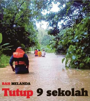  ??  ?? ANGGOTA JPAM membantu mengeluark­an penduduk dari kawasan terjejas banjir di Pitas, Sabah.