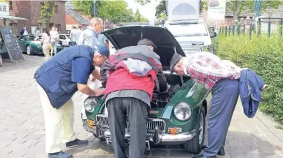  ?? FOTO: RALPH KEUENHOF ?? Verschiede­ne Oldtimer-Modelle sind bei „Kaarst Autal“ein Hingucker und Anziehungs­punkt für interessie­rte Autoliebha­ber. Auch ein historisch­er Lotus weckt wie hier im Vorjahr das Interesse der Besucher.