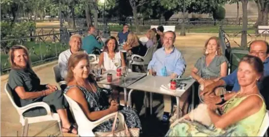  ??  ?? Mercedes Jara, Muqui Oliden, Diego López Garrido, Masuka Fernández de Liencres, Manuel Morales de Xodar, Susana Crespo, Carlos Maira y Eugenia González, durante el encuentro tras el periodo del confinamie­nto.