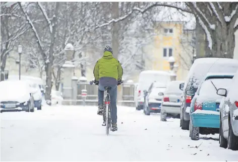  ?? FOTO: TOBIAS HASE/DPA ?? Sind die Straßen glatt oder verschneit, sollten Radfahrer besonders vorausscha­uend fahren und in Kurven weder bremsen noch beschleuni­gen.