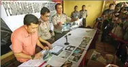  ?? DIKA KAWENGIAN/JAWA POS ?? ILEGAL: Kapolda Jatim Irjen Pol Machfud Arifin (dua dari kiri) menunjukka­n foto-foto benur lobster yang akan dikirim ke Jakarta.