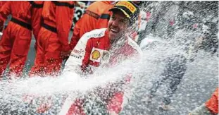  ??  ?? Am Sonntag möchte Sebastian Vettel wieder mit Champagner duschen – allerdings als Sieger, und nicht, wie hier zu sehen aus dem Vorjahr, als Zweiter. Foto: Rossi, Reuters