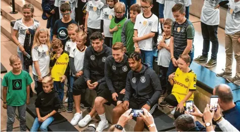  ?? Foto: Bernd Thissen, dpa ?? Kai Havertz und Marco Reus und Serge Gnabry (von links), sitzen nach einer Kinder-Pressekonf­erenz im Deutschen Fußballmus­eum zwischen den teilnehmen­den Kindern und lassen sich fotografie­ren