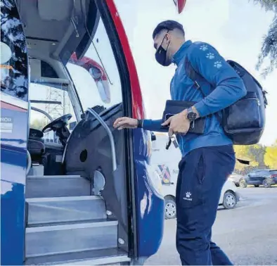  ?? SD HUESCA ?? Rafa Mir sube en el autobús, ayer, rumbo a Getafe.