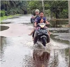  ?? ?? PENDUDUK meredah banjir.