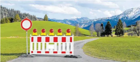  ?? FOTO: HAFNER/IMAGO IMAGES ?? Auch wenn es keine Schlagbäum­e gibt, ist der Grenzübert­ritt verboten – wie hier im Allgäu zwischen Deutschlan­d und Österreich.