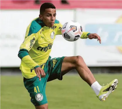  ?? Cesar Greco - 8.abr.21/palmeiras/divulgação ?? Na mira de gigantes europeus, o atacante Giovani, de 17 anos, deve ser um dos jovens atletas formados no Palmeiras em campo no confronto decisivo com a Ponte Preta, em Campinas