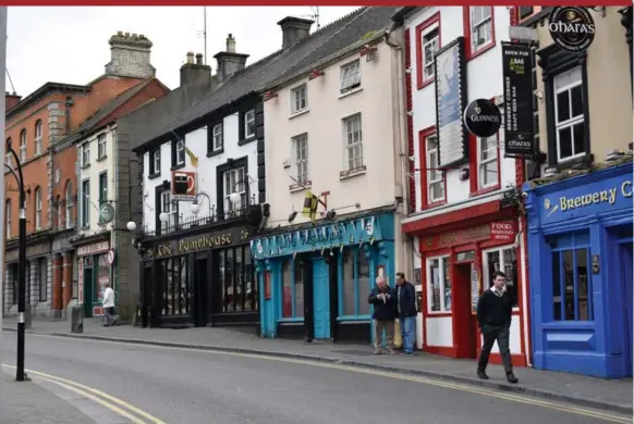  ?? ELLEN PERLMAN PHOTOS FOR THE WASHINGTON POST ?? Rows of colourful pubs, restaurant­s and shops line Parliament St. Kilkenny — a town of 27,000 residents — is a blend of old and new with a thriving arts culture woven through it.