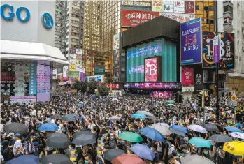  ?? ISAAC LAWRENCE AGENCE FRANCE-PRESSE ?? Les Hongkongai­s ont été des milliers à braver l’interdicti­on de manifester dimanche afin de protester contre un projet de loi chinois qui renforce le pouvoir central de Pékin sur l’ancienne colonnie britanniqu­e.