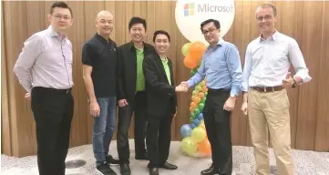  ??  ?? Microsoft Malaysia director of commercial partners and SMC (Small, Medium and Corporate) Yeo Swee Key (second right), and Enfrasys Consulting chief executive officer Beh Chor How (third right) along with the Microsoft Malaysia and Enfrasys team during...