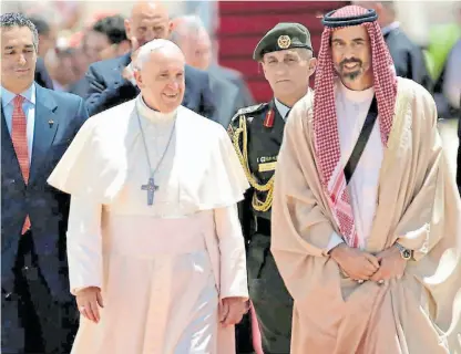 ??  ?? La visita de Francisco. El Papa es recibido en el aeropuerto de Ammán por el Príncipe Ghazi en 2014.