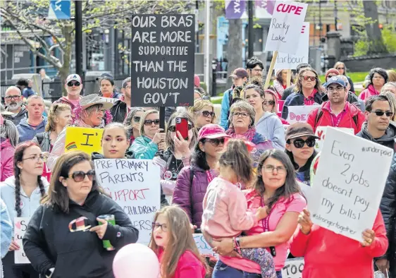  ?? ■ THE CHRONICLE HERALD ?? Hundreds of educationa­l support workers and supporters take part in a rally in the Grand Parade in Halifax on Thursday. TIM KROCHAK