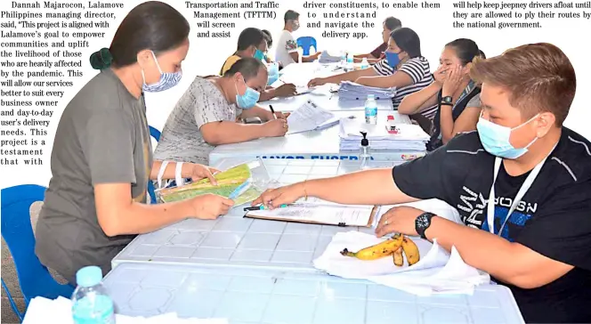  ?? PHOTOGRAPH BY AL PADILLA FOR THE DAILY TRIBUNE @tribunephl_al ?? THE Pasig City local government has resumed the distributi­on of its Supplement­al Ameliorati­on Program at Barangay San Miguel. The fund is provided to residents who did not receive cash aid in its previous disburseme­nt.