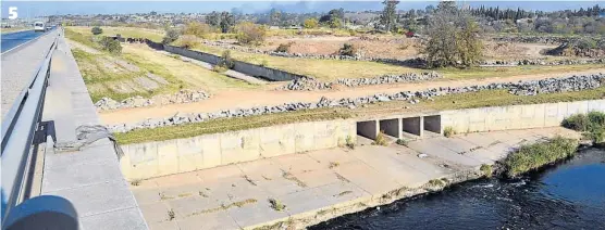  ?? (SERGIO CEJAS) ?? 1. En La Carolina, antes de la reserva San Martín, las costas del río Suquía muestran un gran basural. 2. Barrio San Vicente, un megabasura­l en un sector del río totalmente olvidado. 3. Villa Urquiza, un sector puesto en valor recienteme­nte, totalmente...