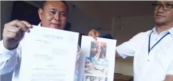  ?? BANAYNAL
ALDO NELBERT ?? Internatio­nal boxing judges Edward Ligas and Edgar Olalo show a copy of their criminal complaints against the former chairman of the Games and Amusements Board.