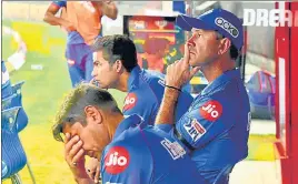  ?? IPL/BCCI ?? DC coach Ricky Ponting (centre) feels that as a group, the team need to find ways to get better.