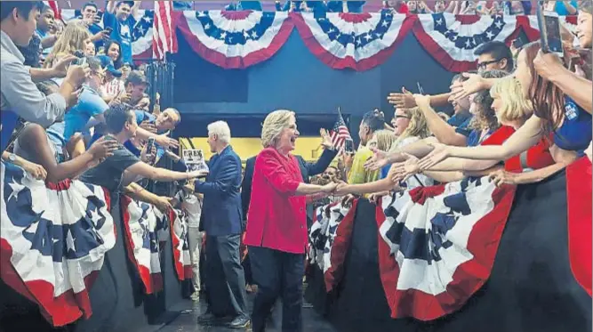  ?? AARON P. BERNSTEIN / REUTERS ?? Matrimonio de intereses.
Hillary y Bill saludan a los fans en Filadelfia; el suyo es un largo matrimonio unido por el interés político