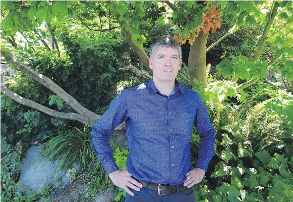  ?? NICK PROCAYLO/PNG ?? Nick Page, the park board’s biologist, visits Lost Lagoon in Vancouver on Tuesday.