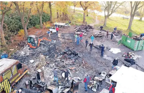  ??  ?? Bei den Aufräumarb­eiten nach dem Brand in Orsbeck packten zahlreiche Helfer mit an.