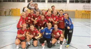  ?? Foto: Claudia Jahn ?? Strahlende Gesichter nach dem Sieg: Die Damenmanns­chaft des VfL Günzburg zeigte beim TSV Schleißhei­m eine Top Leistung und siegte mit 31:26.